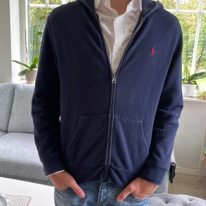 Ralp lauren zip  - Tja  Säljer en Ralph lauren tröja i ett super skick.9/10. Modellen på bilden är 1,75 och väger 60kg. Passar dig som har xs/s. Kom privat för fler bilder eller frågor. MVH Simon 