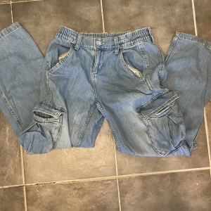 Cargo Jeans - Snygga baggy cargojeans med snygga fickor! Ganska använda men inga tecken på slitage. Storlek 34💗