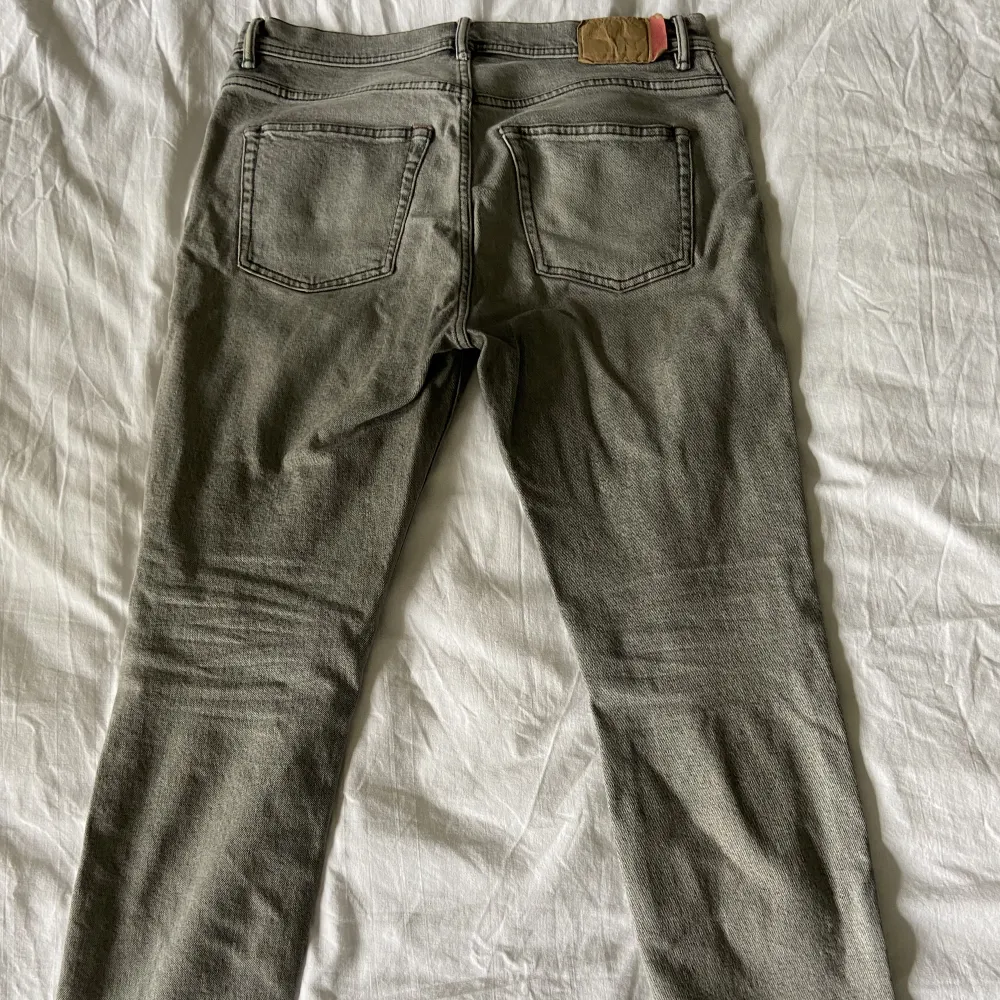 Gråa Acne Blå Konst jeans med rosa detaljsömmar! Lutar åt det ”skinny” hållet i passform i storlek w30 l30🪄💕 . Jeans & Byxor.