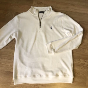 Ralph lauren Half zip - Vit enkel snygg Half zip tröja i storlek large. Nyskick 10/10🥵