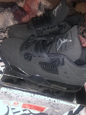 Jordans - Har ba tagit på mig dem en gång bokstavligen gillar it dem lol. Air jordan 4 blue = 900kr Air Jordan 4/blackcat= 950kr Air jordan red 1 = 850kr🥰  Skriv för flera bilder!