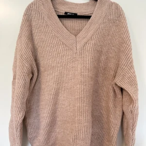 Stickad tröja - Stickad rosa tröja från Gina tricot. Storlek S men funkar för större storlekar också!🤩