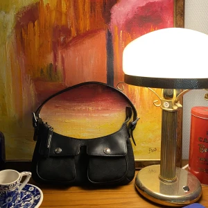 Svart DKNYväska - Säljer denna superfina svarta lilla väskan från dkny! Den är verkligen så fin och i superfint skick!🥰✨🙌