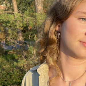 Bokstavsörhängen🤍 - Personliga örhängen där du själv väljer bokstaven🤍 välj mellan A-Z🌞 ploppar medföljer! 30kr/paret, frakt tillkommer på 16kr 💗