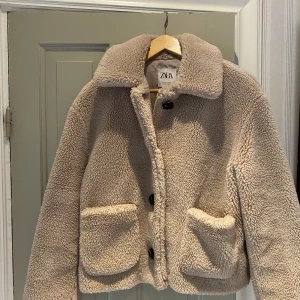 Pälsjacka från Zara - Säljer min zarajacka. Storlek M men passar xs-m