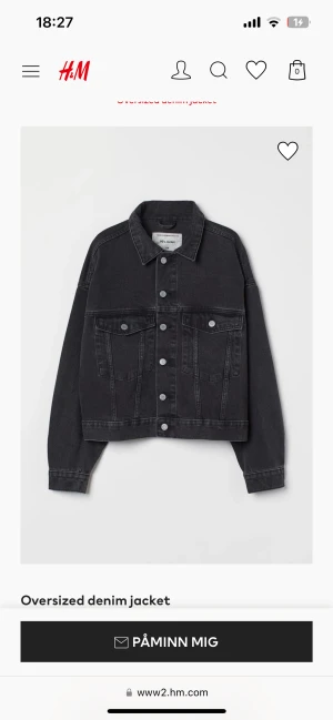 Oversized jeansjacka från H&M - Säljer då den ej kommer till användning längre, endast använd fåtal gånger så i bra skick! Nypris: 399kr 