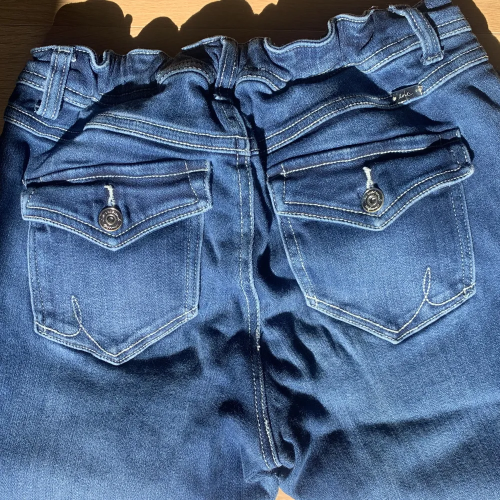 Ursnygg och coola bootcut jeans som jag köpt från sellpy💘 Jeansen är i mycket bra skick och har coola diamant detaljer på framfickorna och kuvertfickor🤩. Jeans & Byxor.