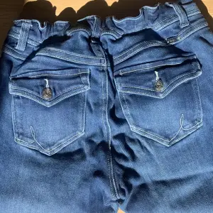 Ursnygg och coola bootcut jeans som jag köpt från sellpy💘 Jeansen är i mycket bra skick och har coola diamant detaljer på framfickorna och kuvertfickor🤩