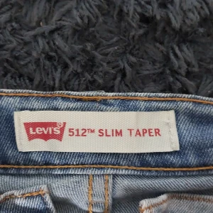 Levis jeans 512 - Jeansen är i okej skick. Nyproset ligger på cirka 1000 säljer för 250.