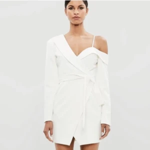 Vit klänning - Så himla snygg klänning från Missguided x Peache & Love som tyvärr aldrig kommit till användning. Den har inget skärp. Köpte den som reserv inför studenten. Passar xs och s. Skriv privat vid intresse eller frågor! 💕