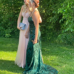 Balklänning - Använd en gång på min studentbal och inte hänt något med den.  Den är tvättad och redo att åka till sitt nya hem!!  Skicka mer för att veta måtten