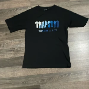 Trapstar t-Shirt  - Size S men käns som Storlek M
