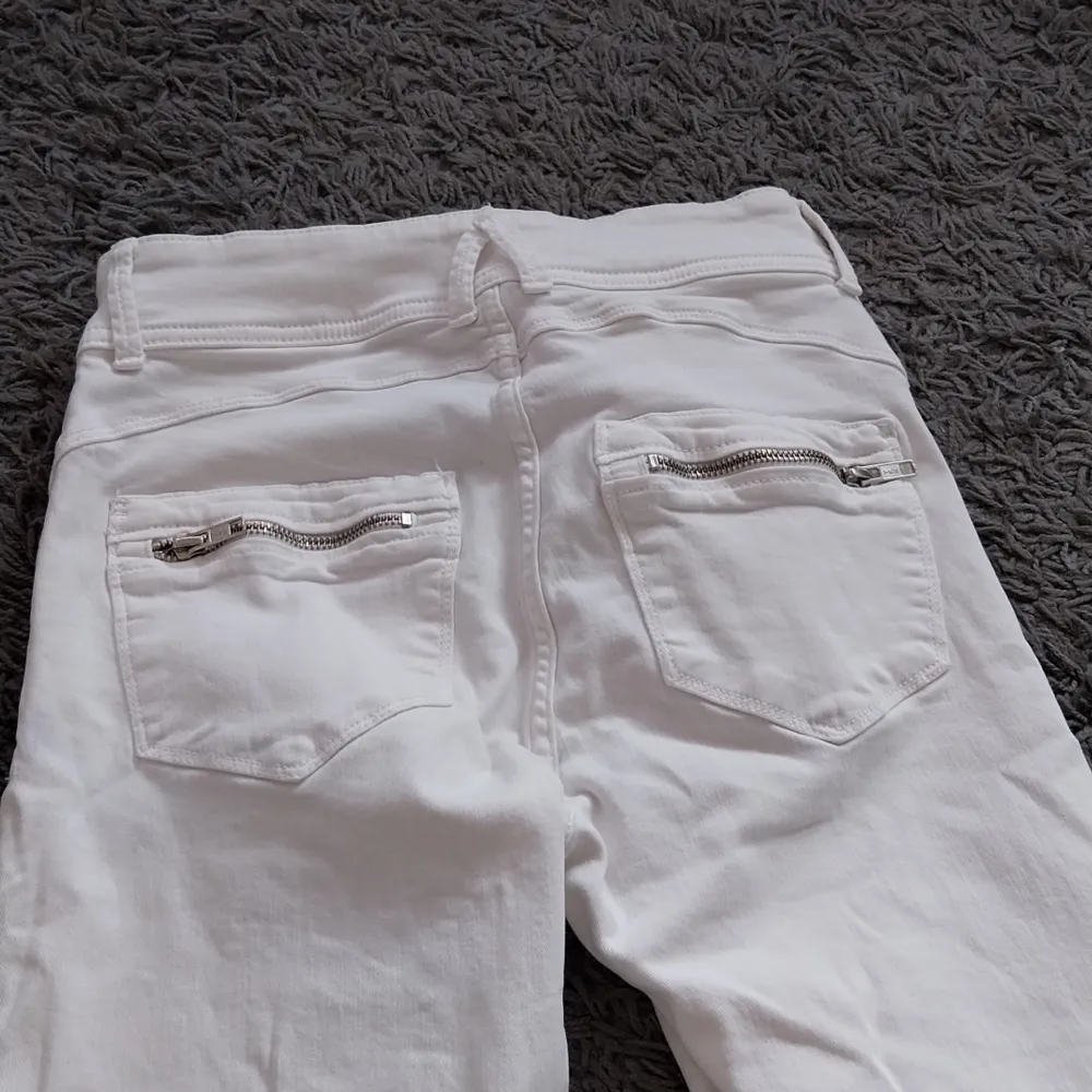 Vita jeans från lindex. Storlek 38. Dragkedja på bakfickorna.  Knappt använda i mycket fint skick.  Betalning via swish och köparen står för frakten. . Jeans & Byxor.