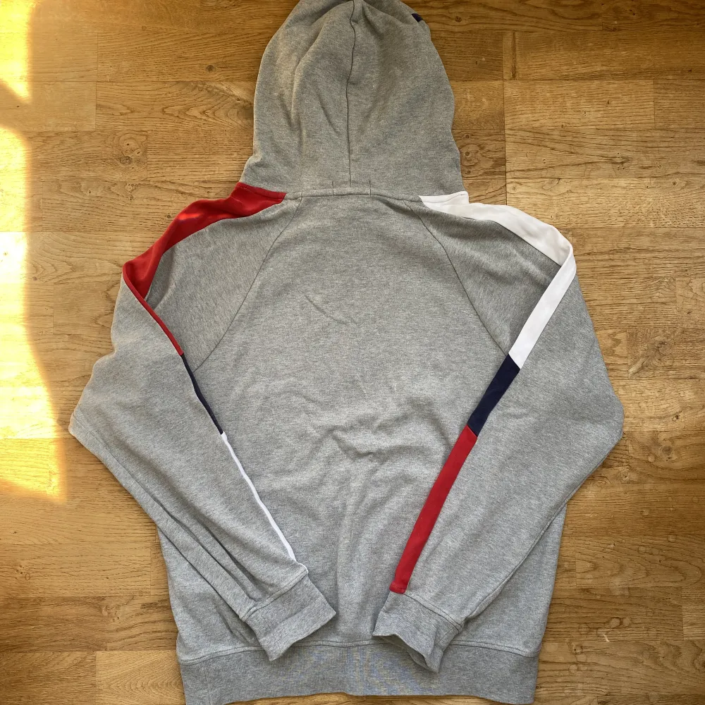 Jag säljer min Ralph Lauren Hoodie då den inte kommer till användning längre. Storlek M. Kontakta för fler frågor/bilder. Pris kan diskuteras vid snabb affär.. Hoodies.