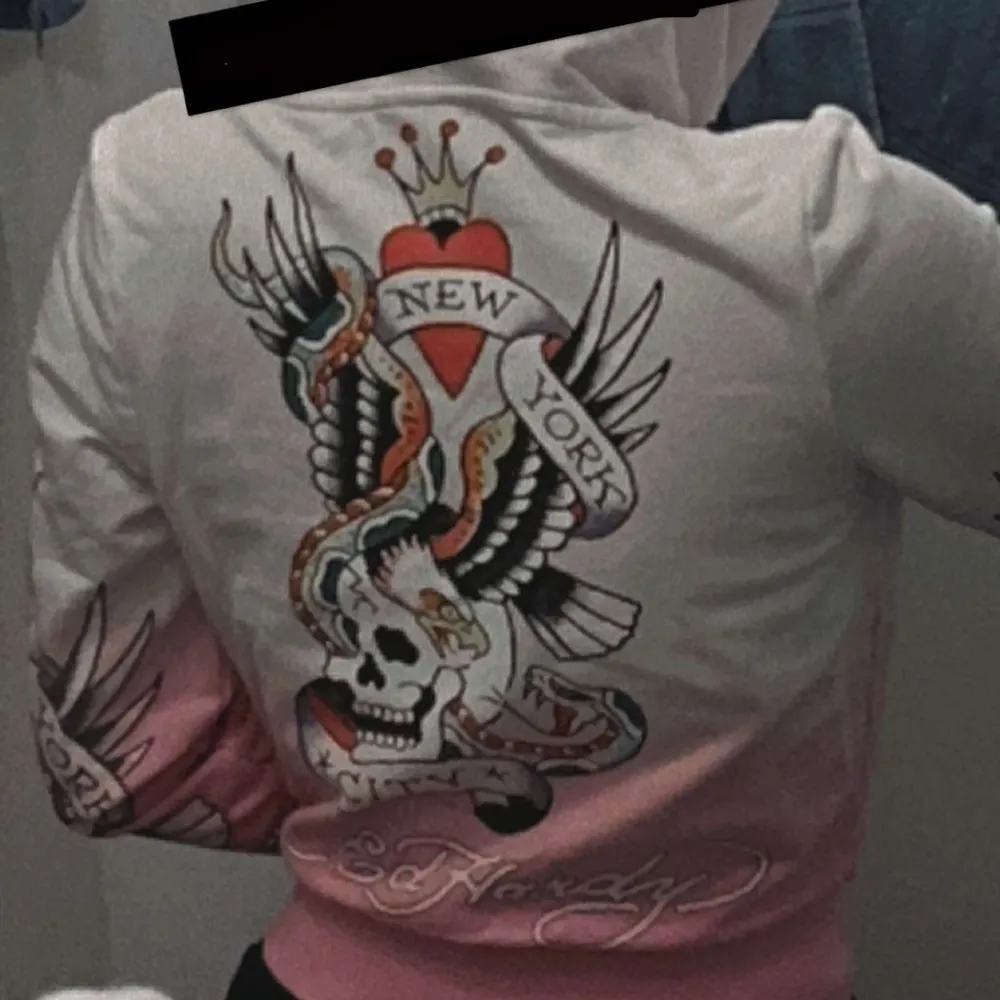 Säljer min fina jacka från Ed hardy! Fint skick använd några gånger! Storleken xs! Köpt från Asos i Sommar! . Tröjor & Koftor.