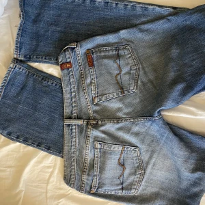 Vintage jeans -  lågmidjade superfina jeans köpta second hand i Köpenhamn🥰innerbenslängd: ca 82, midjemått: ca 37 cm rakt över. Har insydd resår i midjan men som inte syns💕