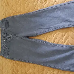 Helt nya gråa Jeans, oanvända. Passade inte bra. Storlek XS. Endast 170 kr. 