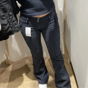 LÅGMIDJADE BYXOR  - Bilderna är inte mina, då jag inte kan göra de rättvisa! Supersnygga låga byxor som är köpta på Plick, men säljer de då dem inte passade mig.  Innerbensmåttet är 84 cm och midjan 74 cm. Tryck på köp nu!