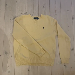 Ralph lauren pullover - Säljer en stickad pullover från Ralph lauren. Storlek M, jätte fint skick. Hör av er vid funderingar