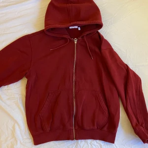 Oversized vinröd hoodie - En oversized vinröd hoodie, knappt använd och i nytt skick!