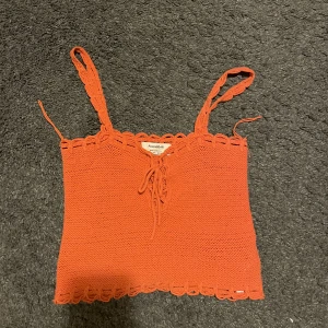 Topp från pull and bear - Säljer den här jätte gulliga toppen från pull and bear💕älskar att den är virkad och är perfekt till sommaren💕säljes för 100kr