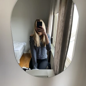 Randig tröja  - Från Åhléns. Står som Storlek L men väldigt lite i storleken mer som en S. Knappt använd ❤️