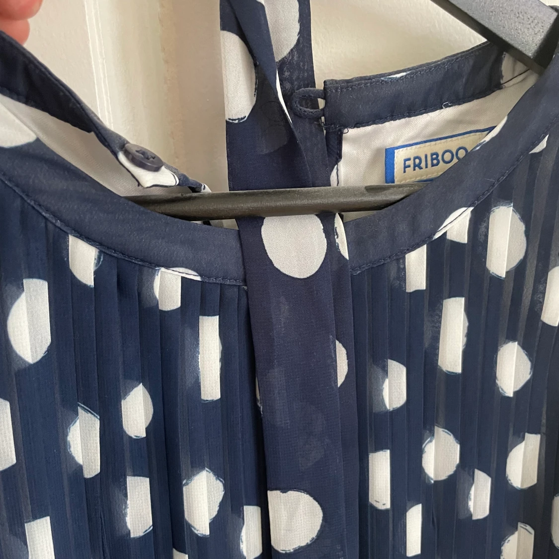 Finklänning marinblå med vita prickar  - 91