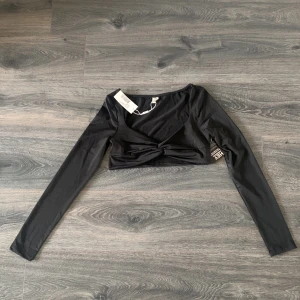 Svart topp - Svart långärmad topp. Strl S.