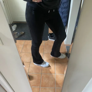 Juicy couture byxor - Helt nya med prislapp kvar, low rise. Nypris 1 000, mitt pris 600❤️ priset kan diskuteras