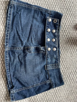 90-tals KJOL- märkes kjol DISEL - 90-tala kjol från DISEL. Köpt från disel ur deras 90-tals kollektion. Ger en bratz vibes. Lågmidjad kjol med silver detaljer! Köpt för 700, säljer för 550