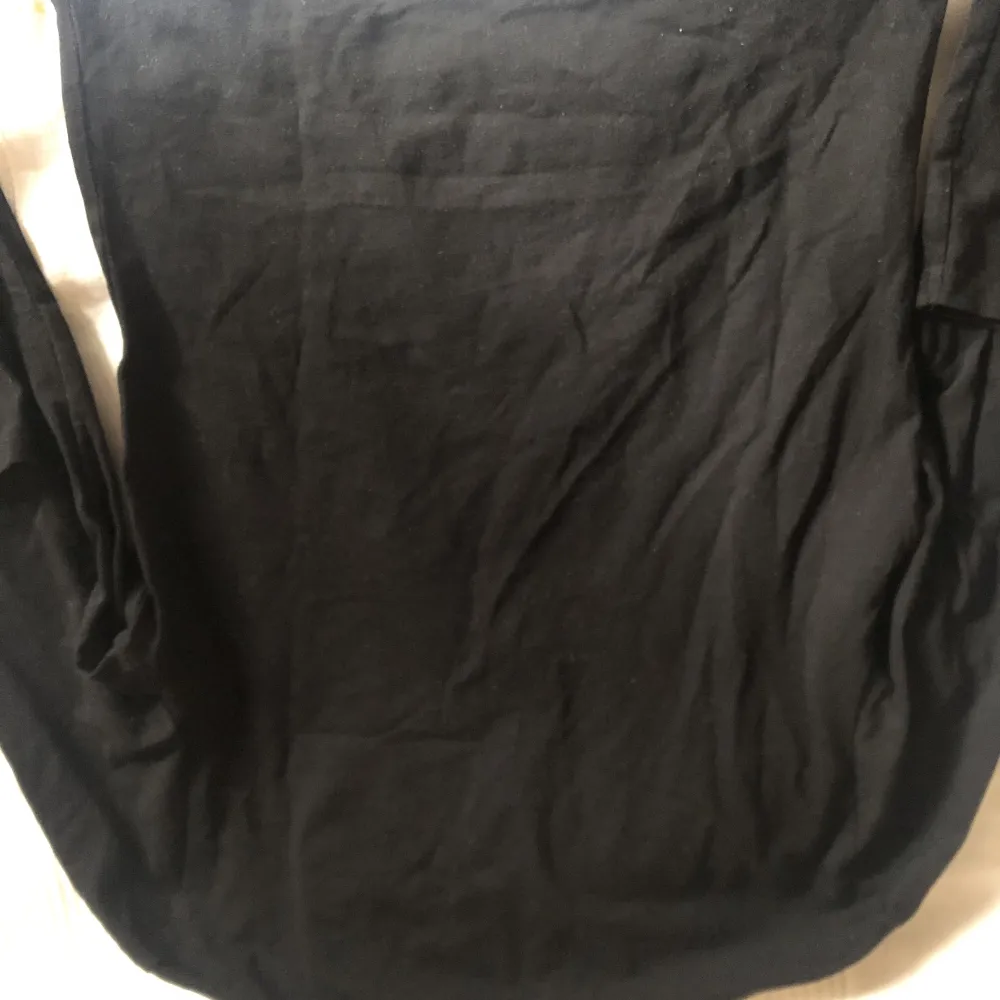 Säljer denna svarta tröjan från New Yorker pga att den inte används längre 🫶🏽 väldigt bra skick och har bara andvänts en gång :) . Skjortor.