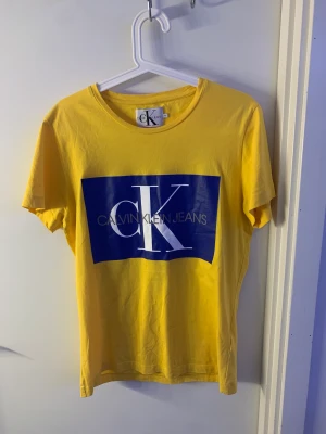 Calvin Klein tröja  - Den har blivit liten på mig så vill helst bli av med den. Nypris 600kr, köparen står för frakt 😃