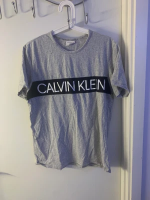 Calvin Klein tröja  - Den ligger bara på sidan utan användning, felfria och knappt använt, köparen står för frakt 😃