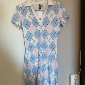 Säljer klänning  - Jag köpte den från h&m för 200kr har aldrig haft på mig den, säljer för 100kr