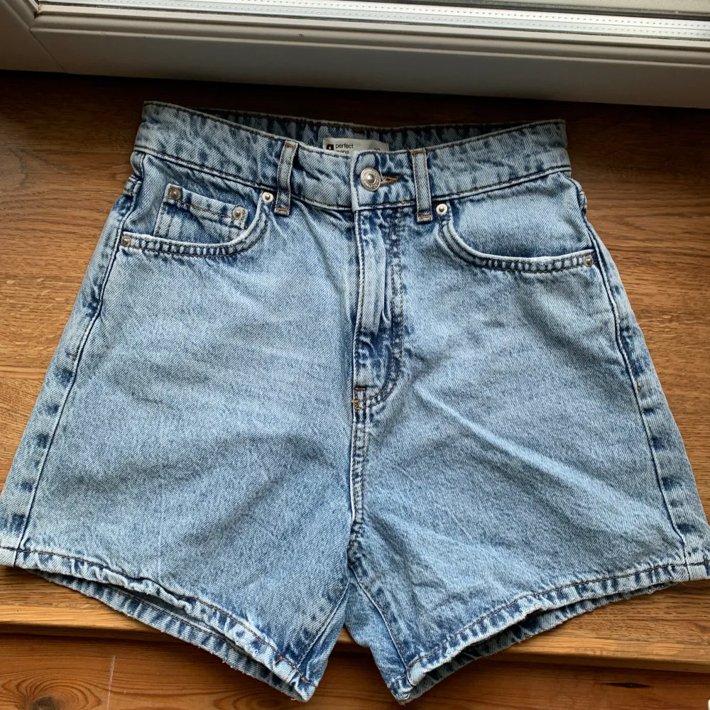 Säljer dessa superfina blåa shorts från Gina tricot i storlek 32. Säljer då dem inte kommer till användning och dem är perfekta till sommaren!💗🙌🏻. Shorts.
