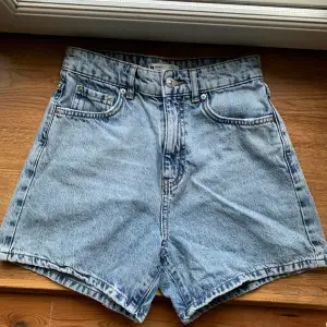 Säljer dessa superfina blåa shorts från Gina tricot i storlek 32. Säljer då dem inte kommer till användning och dem är perfekta till sommaren!💗🙌🏻