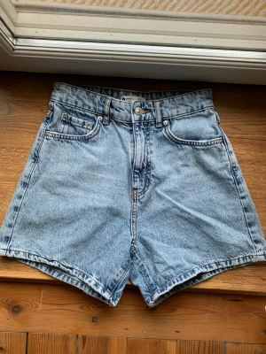 Blåa short  - Säljer dessa superfina blåa shorts från Gina tricot i storlek 32. Säljer då dem inte kommer till användning och dem är perfekta till sommaren!💗🙌🏻