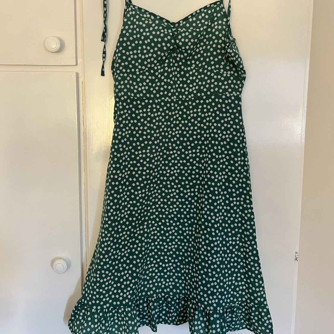 Blommig grön klänning - 90