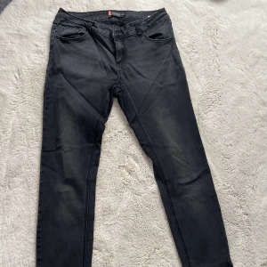 Jeans - Lågmidjade jeans byxor, lite stretchiga o väldigt hållbara. Skulle säga att de passar även som M