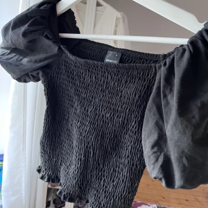 Svart topp - Säljer denna fina toppen från gina som är perfekt nu till sommaren. Den finns inte kvar på hemsidan och är knappt använd💗. Fortfarande i fint skick. 