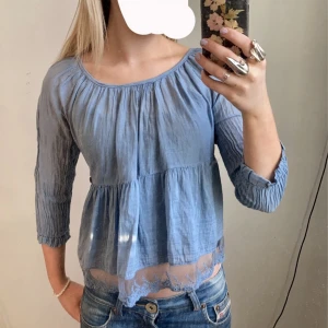 Blus - Blus/tunika med spets. 