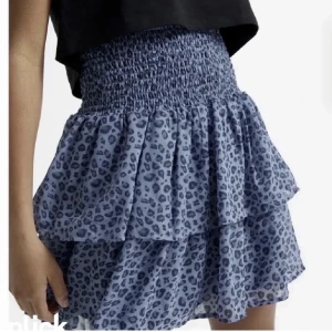 Kjol - Säljer denhär kappahl kjolen som jag aldrig använt. Köpt på plick men i nyskick. Skriv för egna bilder! Köparen står för frakt 🙃