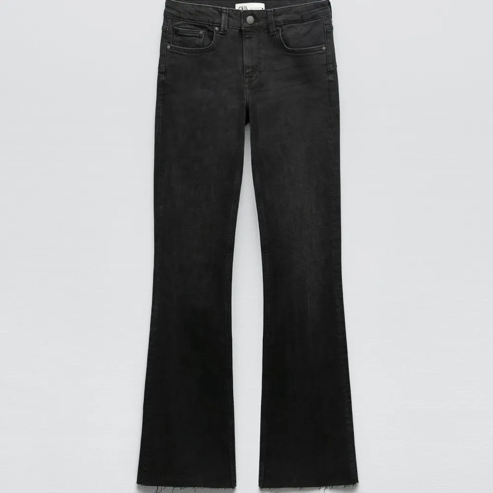 Lågmidjade bootcut jeans från zara. Sparsamt använda. I Storlek 36 och slutsålda på hemsidan 💖. Jeans & Byxor.