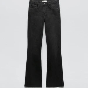 Zara bootcut jeans - Lågmidjade bootcut jeans från zara. Sparsamt använda. I Storlek 36 och slutsålda på hemsidan 💖