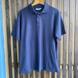 Mörkblå piké  - Mörkblå piké från Jingham i storlek M/L. Pris: 69kr.