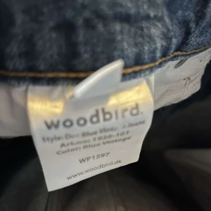 woodbird jeans - sparsamt använda woodbird jeans storlek 29/32  köpta för 700 