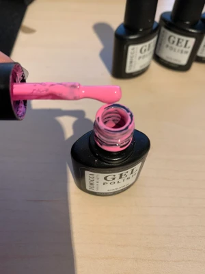 Gele - Tänkte kolla om någon är intresserad av denna otroliga fina färgen. En fin färg för dig som vill sticka ut med dina naglar under sommaren🌸🌺💗