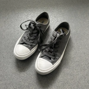 Låga Converse i grått - Jättefina låga gråa converse, köpt för några år sedan men använts ett fåtal gånger. Säljer på grund av att jag inte har användning as dessa längre. 