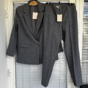 Stylein kostymset med prislapp oanvänd  - Kostym & kavaj, stl. 40 (M), Dam Fantastisk kostymset (kavaj + kostymbyxor) från Stylein säljes. Aldrig använd, med prislapp. Strl: M.   Nypris totalt för båda plagg: 4198kr, slutsåld överallt.   Mitt pris: 950kr.  