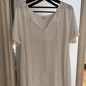Vit klänning  - Vit klänning från Gina Tricot  Aldrig använd  Stlk M